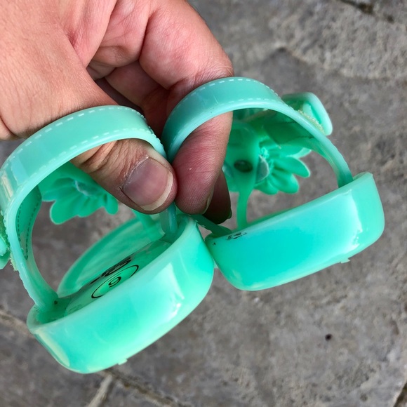 SOLD Toddler Girl Flower Sandals - Picture 6 of 6